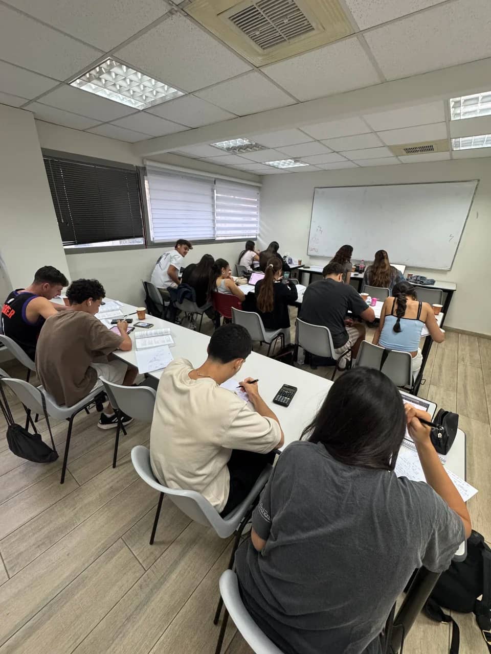 שיעור מתמטיקה במרכז הלימוד של שגיא שמעוני